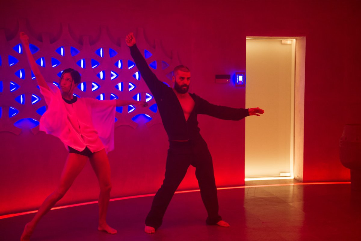 Sonoya Mizuno dancing with Oscar Isaac in Ex Machina.