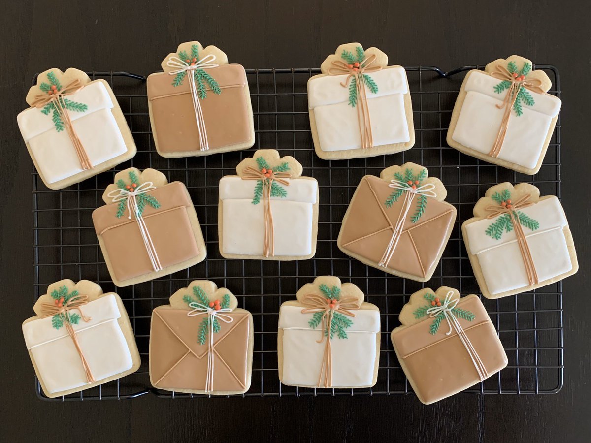 Cookies decorated like Christmas gifts.